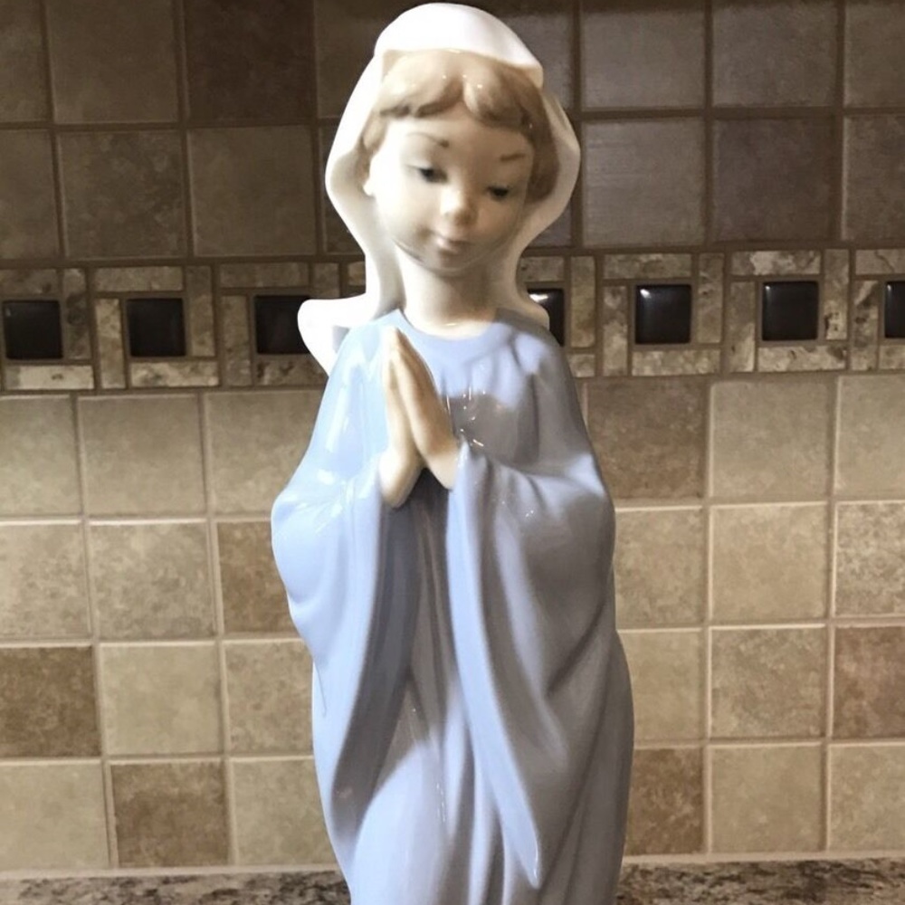LLADRO NAO - PRAYING GIRL FIGURINE!